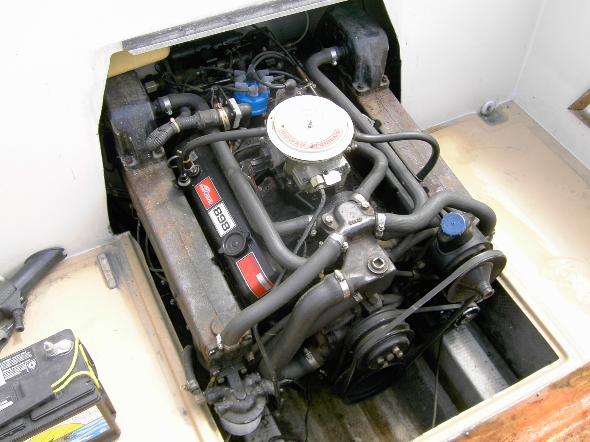 Engine - Mercruiser 898 V8 305/5.0L. This baby is running great. One headache avoided.    Zoooooooom