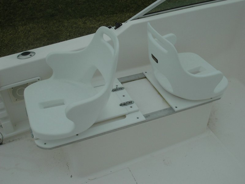 The lounge seat was replaced with these seats by the origional owner (March 2005). 